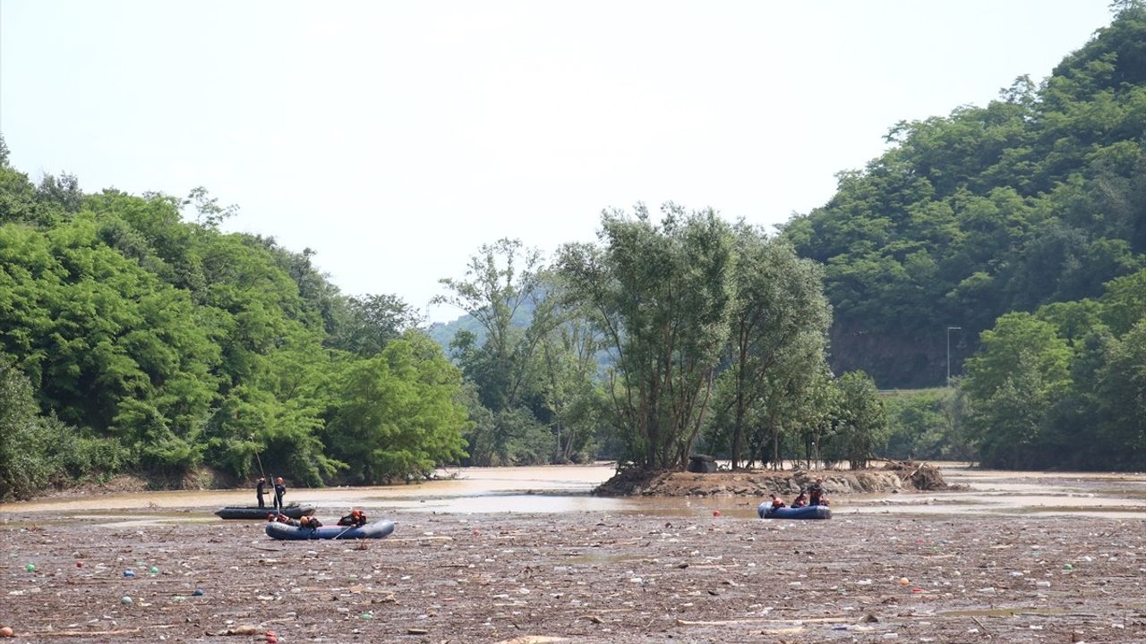 Trabzon'da Taşkında Kaybolan Şahsı Arama Çalışmaları Devam Ediyor