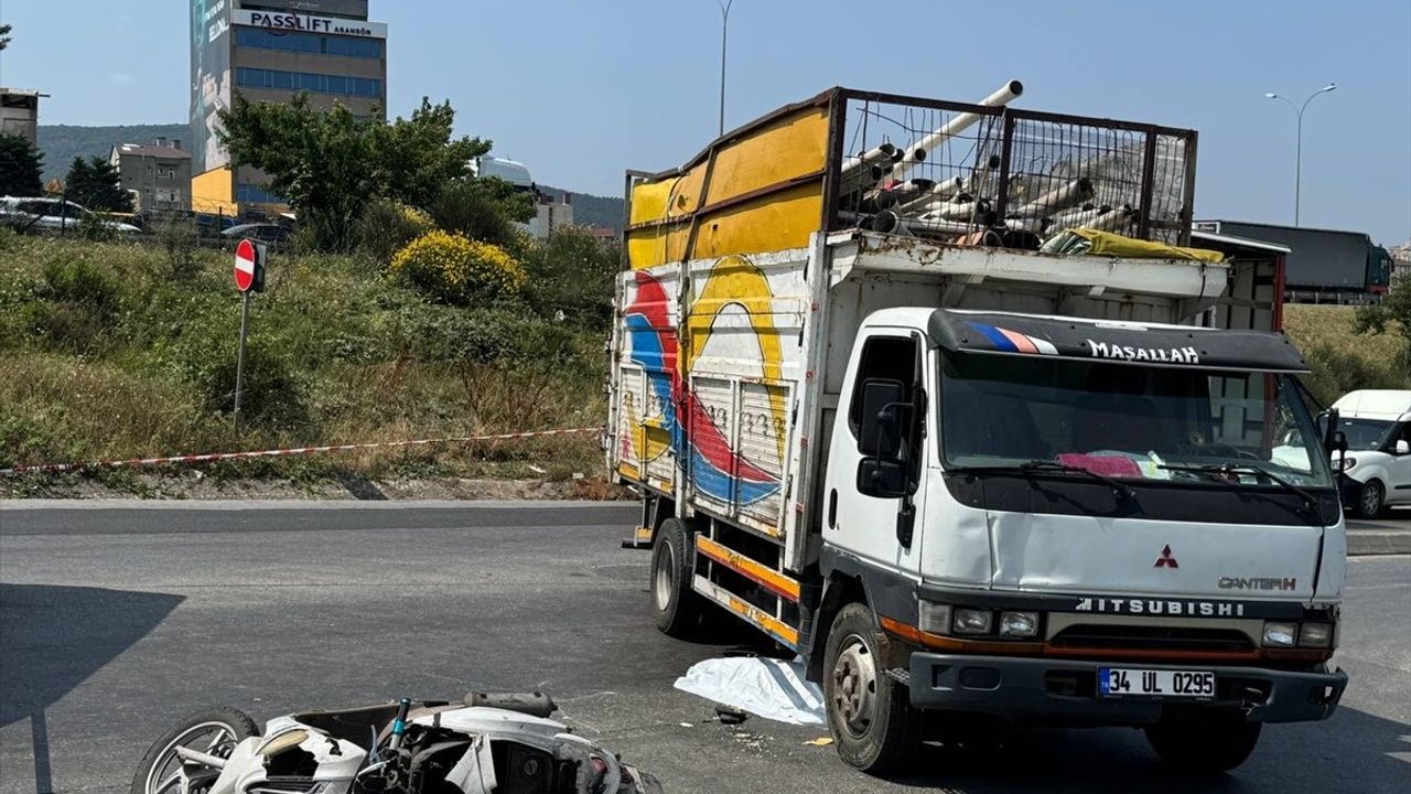 Ümraniye'de Motosiklet Kazası: 17 Yaşındaki Sürücü Hayatını Kaybetti