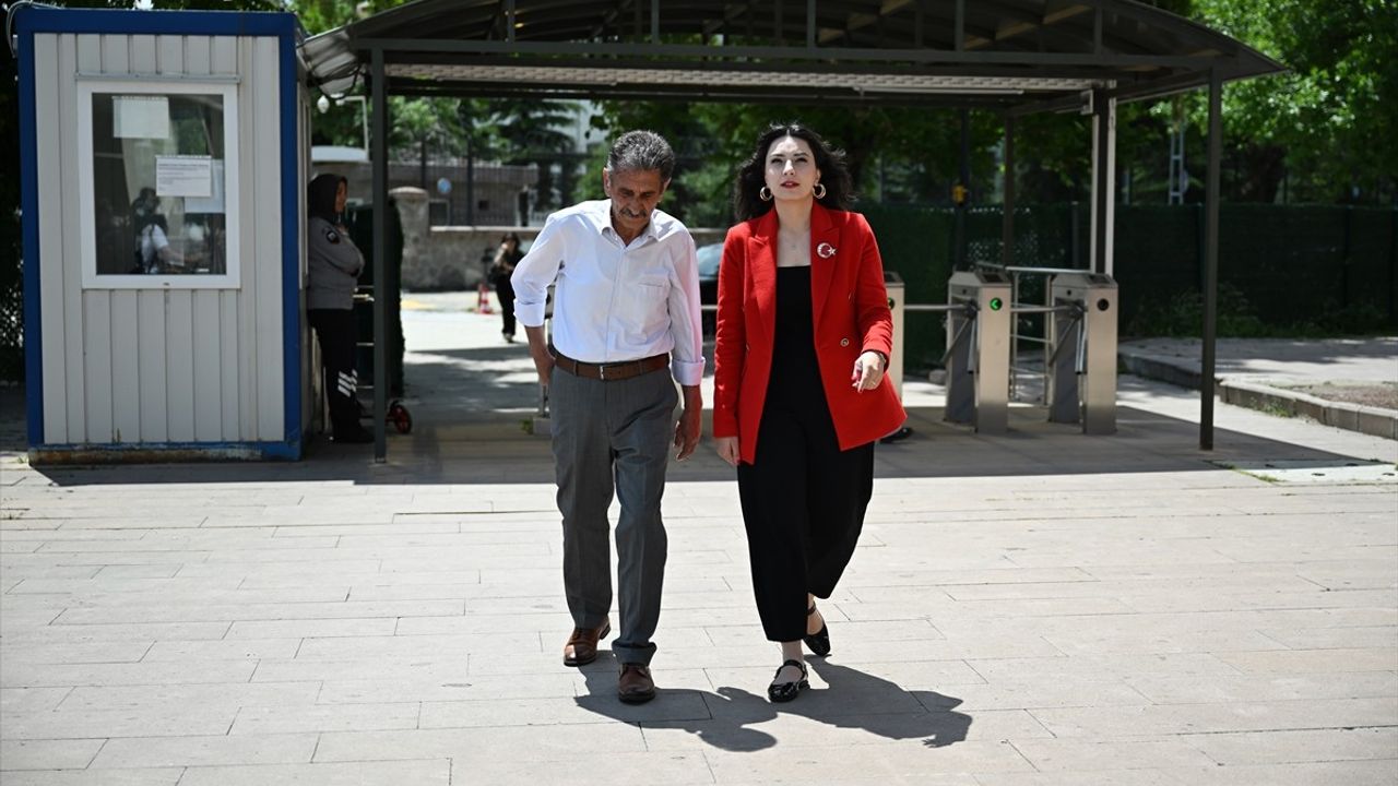 Yarım Asır Sonra Birlikte Üniversite Bitiren Baba-Kız Hikayesi