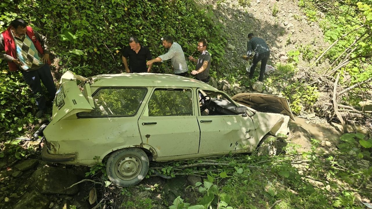 Zonguldak'ta Şarampole Devrilen Araçta 3 Yaralı