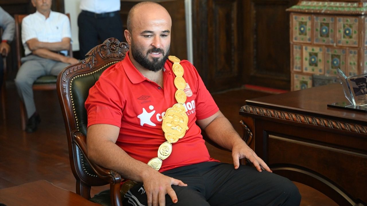 664. Kırkpınar Yağlı Güreşleri'nin Şampiyonu Orhan Okulu Antalya'ya Döndü