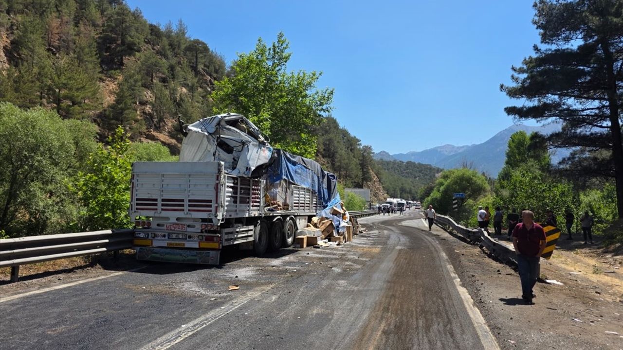 Adana'da Zincirleme Tır Kazası: 1 Ölü, 2 Yaralı