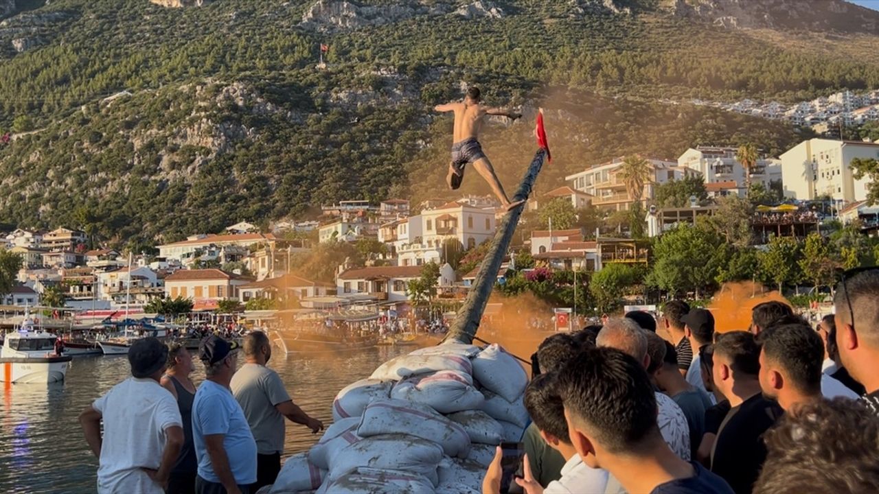 Antalya'da Yağlı Direkten Bayrak Kapma Yarışması