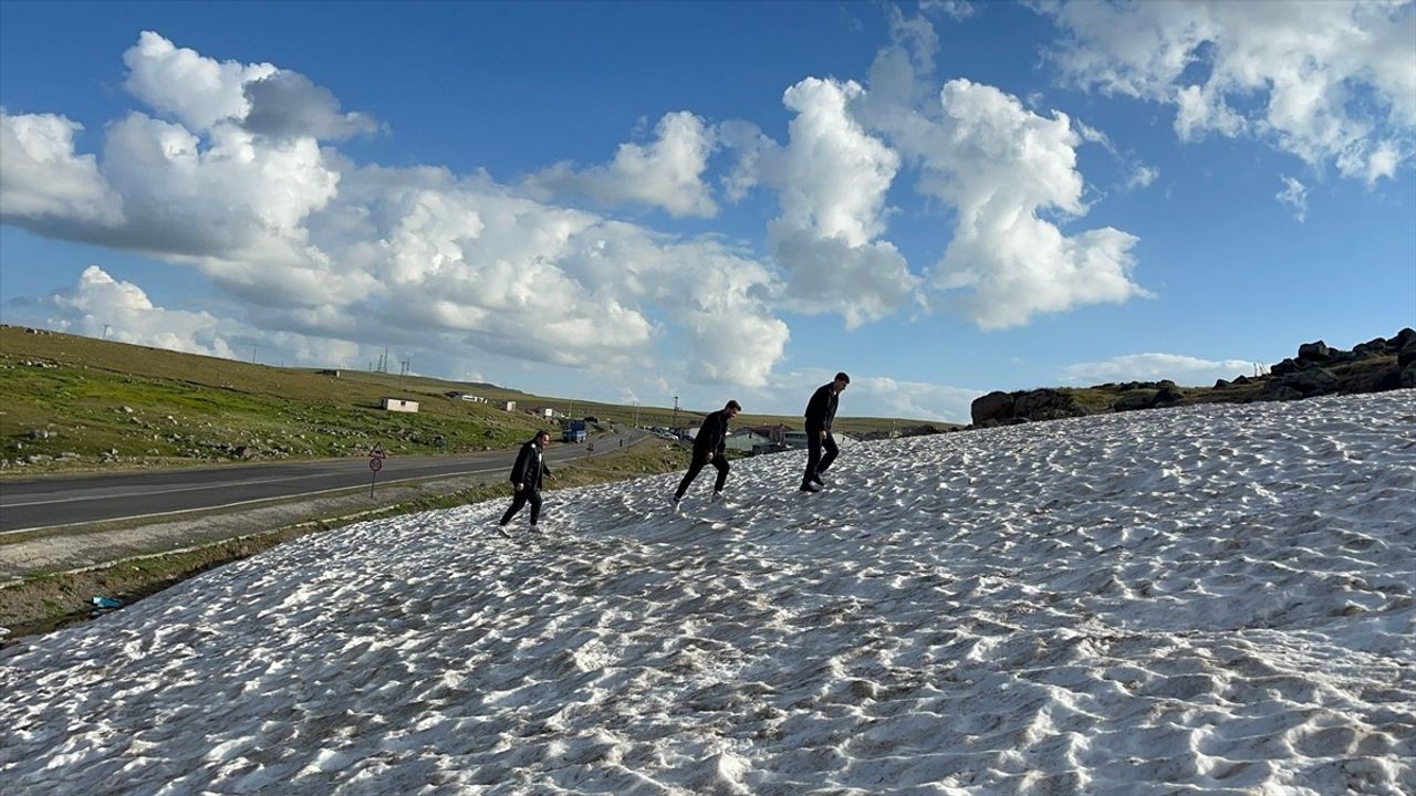 Ardahan'ın Karla Kaplı Zirvelerinde Serinleme Keyfi