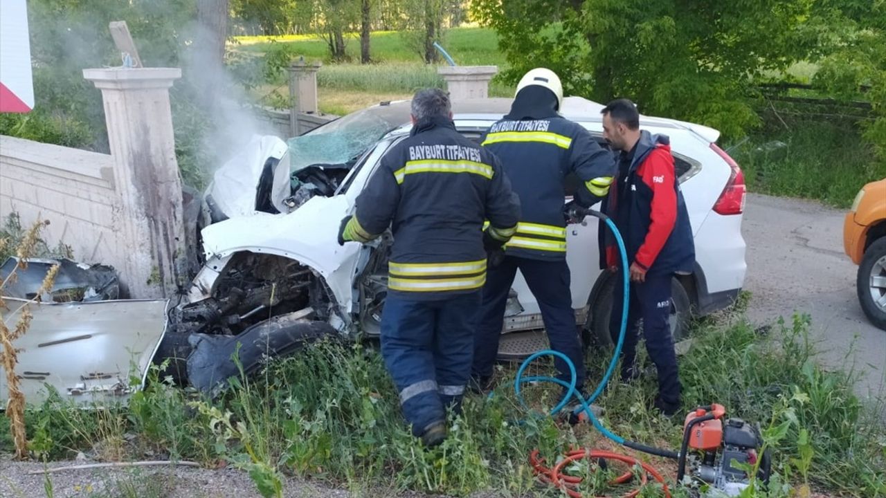 Bayburt'ta İstinad Duvarına Çarpan Cipin Sürücüsü Yaralandı
