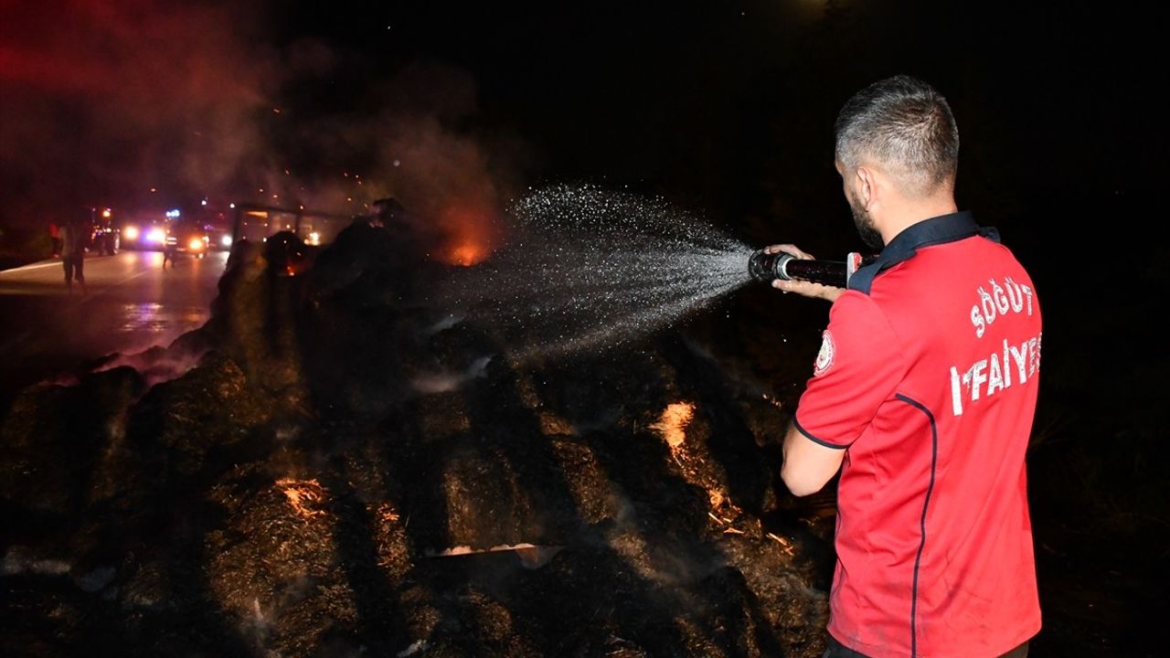 Bilecik'te Traktör Römorkundaki Saman Balya Yangını Kontrol Altına Alındı
