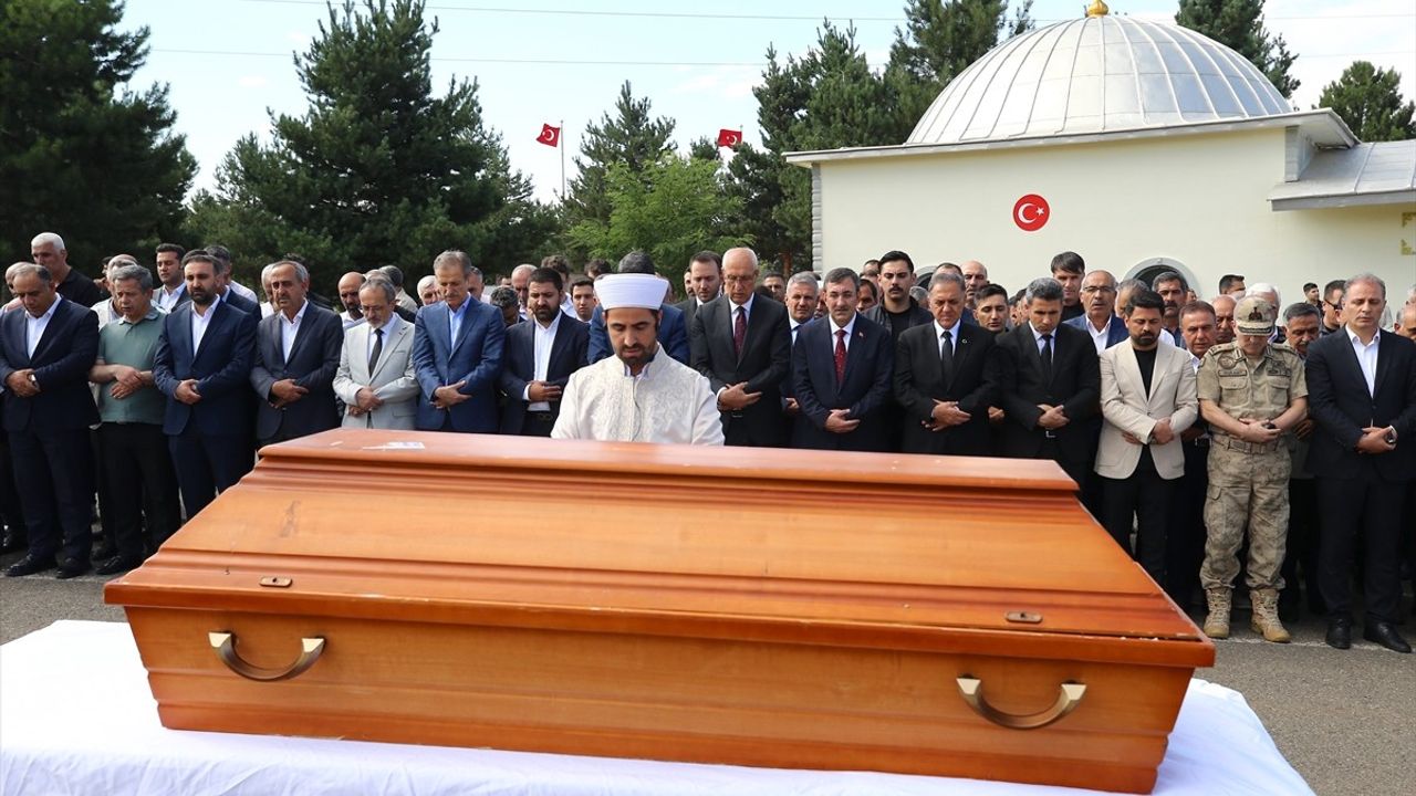 Cumhurbaşkanı Yardımcısı Yılmaz Bingöl'de Yeğeninin Cenazesine Katıldı