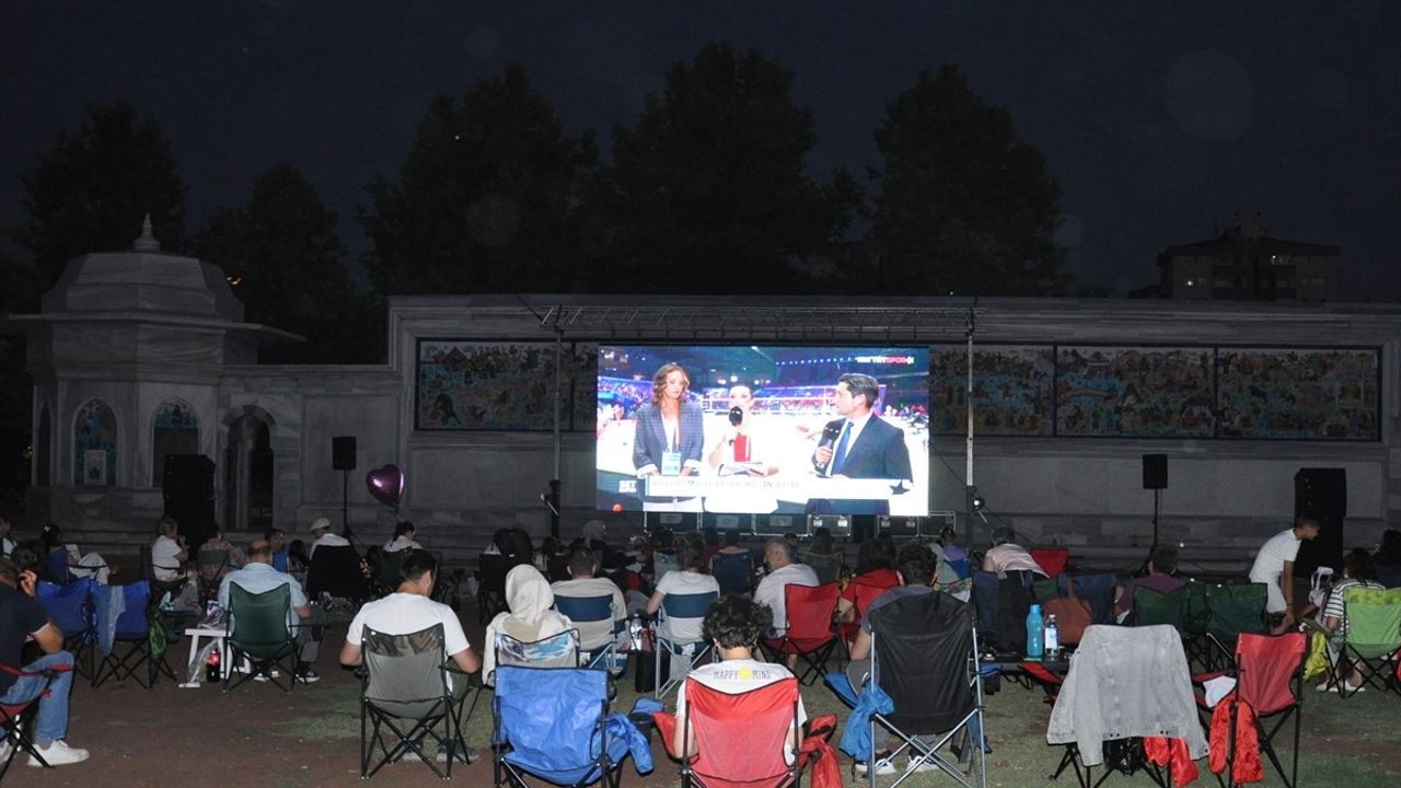Eskişehirliler A Milli Kadın Voleybol Takımı'nın Maçını Dev Ekranda İzledi