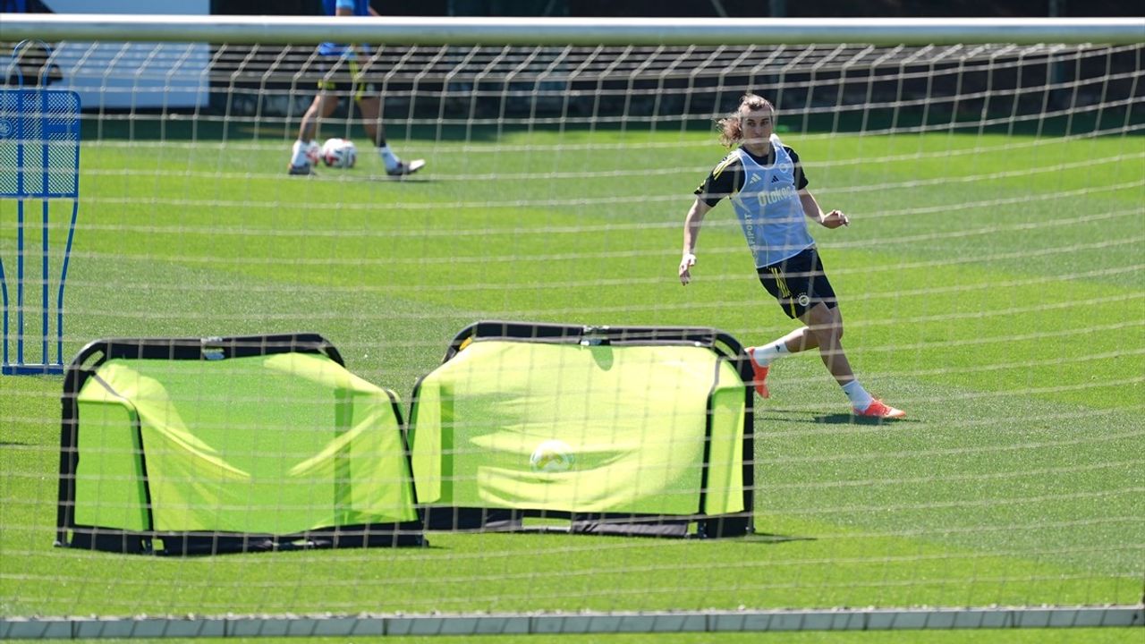 Fenerbahçe 2025-2026 Sezonuna İlk Antrenmanıyla Başladı