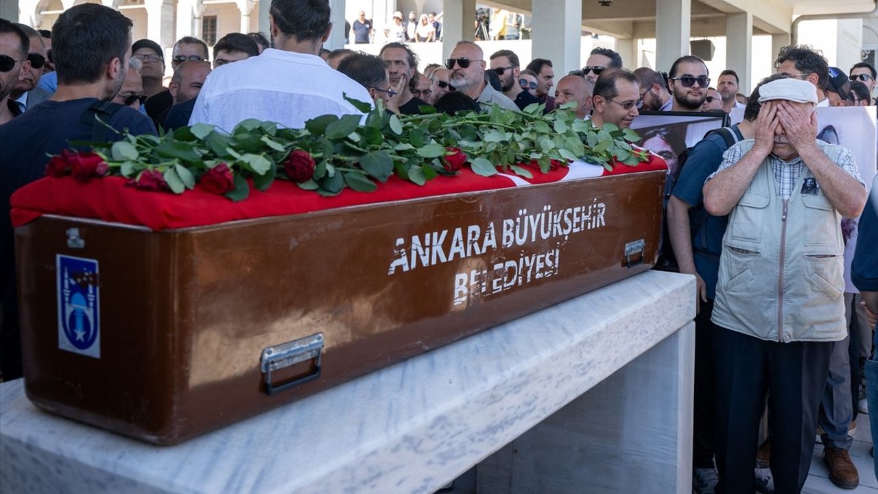 Gazeteci Nihat Genç Son Yolculuğuna Uğurlandı