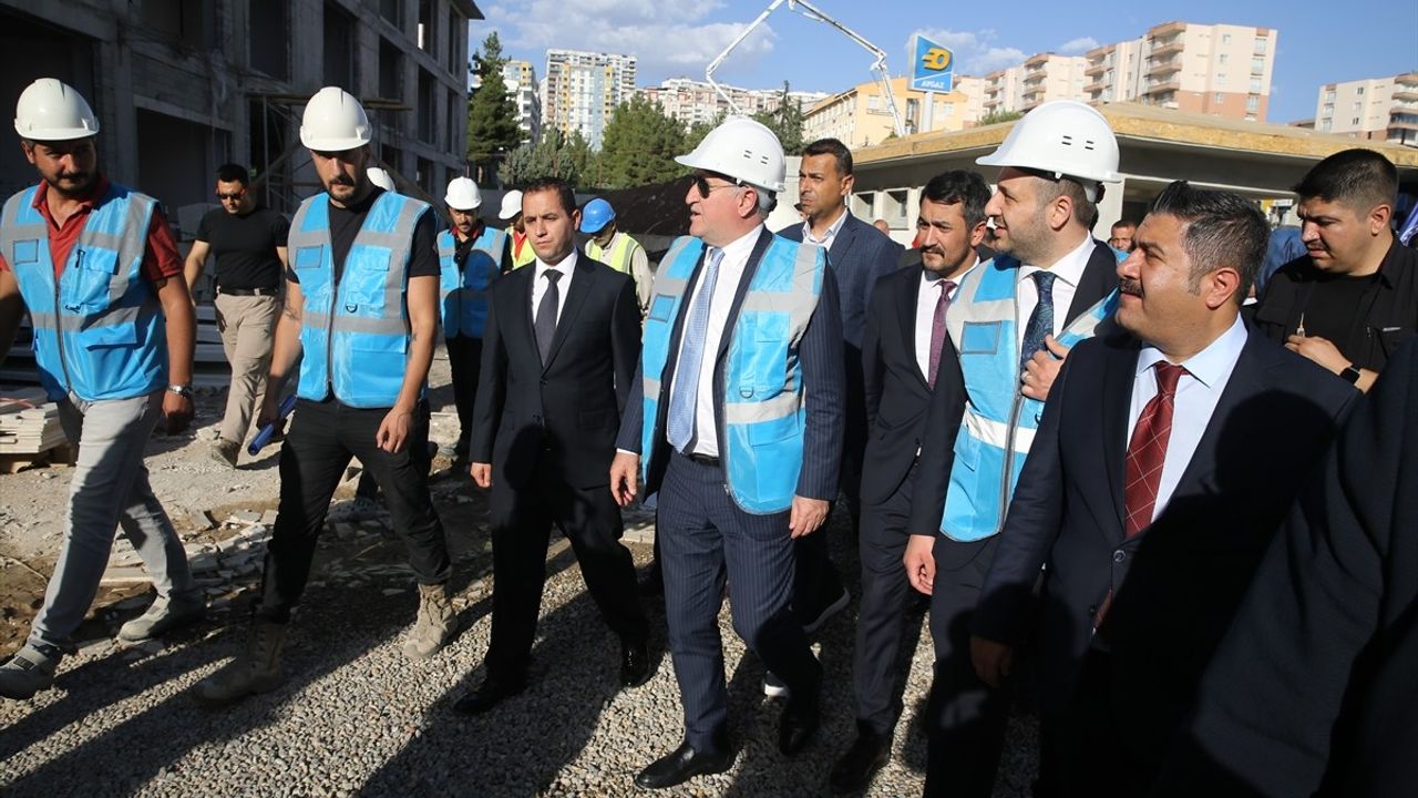 Gençlik ve Spor Bakanı Osman Aşkın Bak Siirt'te İncelemelerde Bulundu