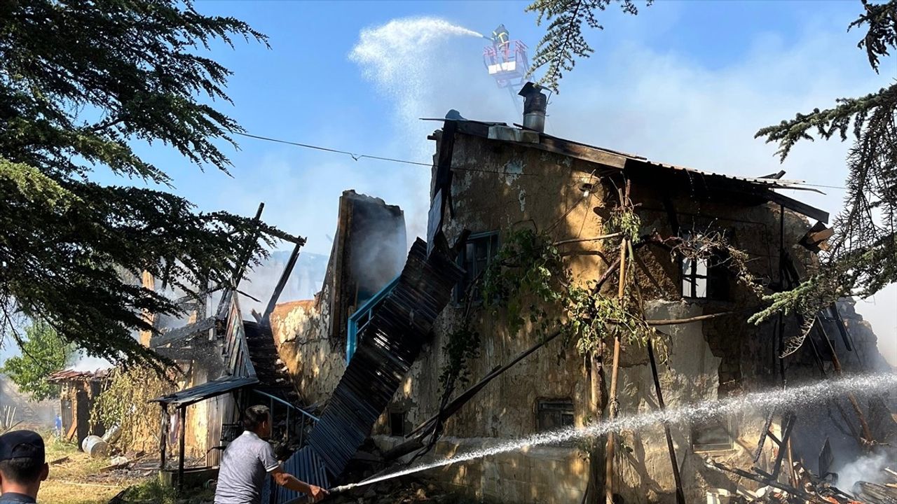 Isparta'da Ahşap Evde Yangın