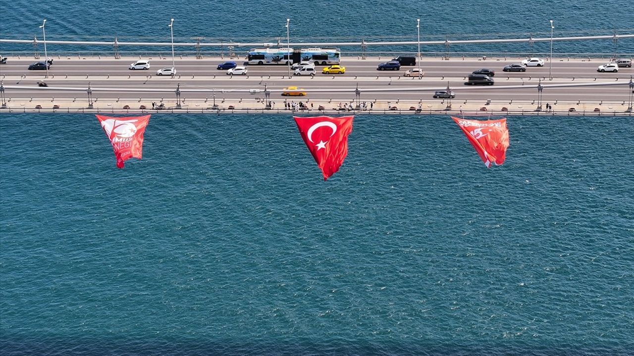 İstanbul Boğazı'nda Türk Bayrağı Dalgalanıyor