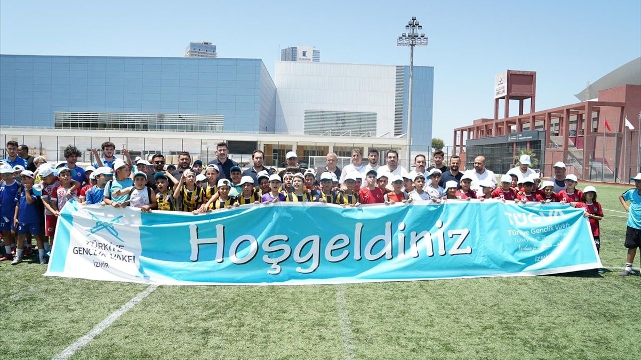 İzmir'de 15 Temmuz Anısına Futbol Turnuvası Düzenlendi