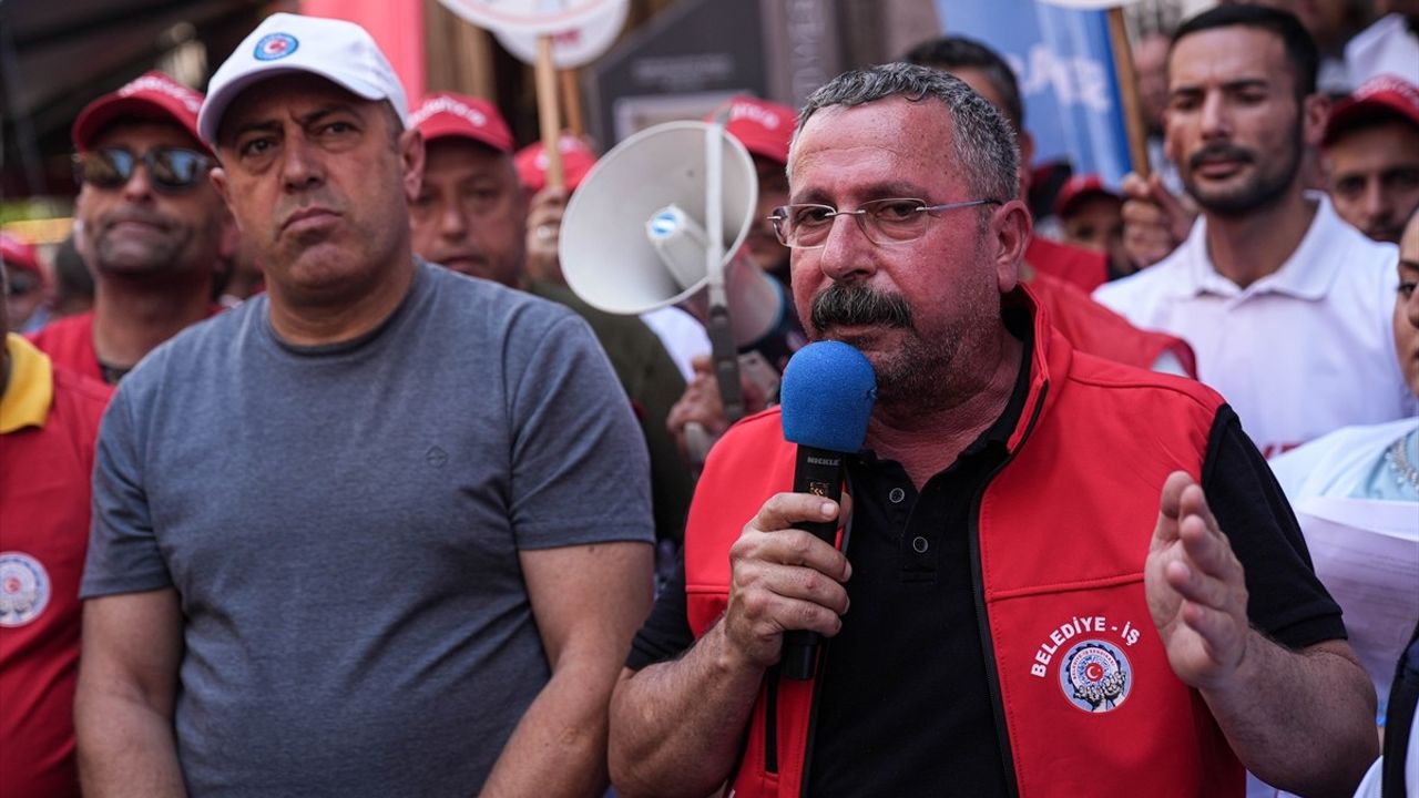 İzmir'de İşten Çıkarılan İşçiler Protesto Gösterilerini Sürdürüyor