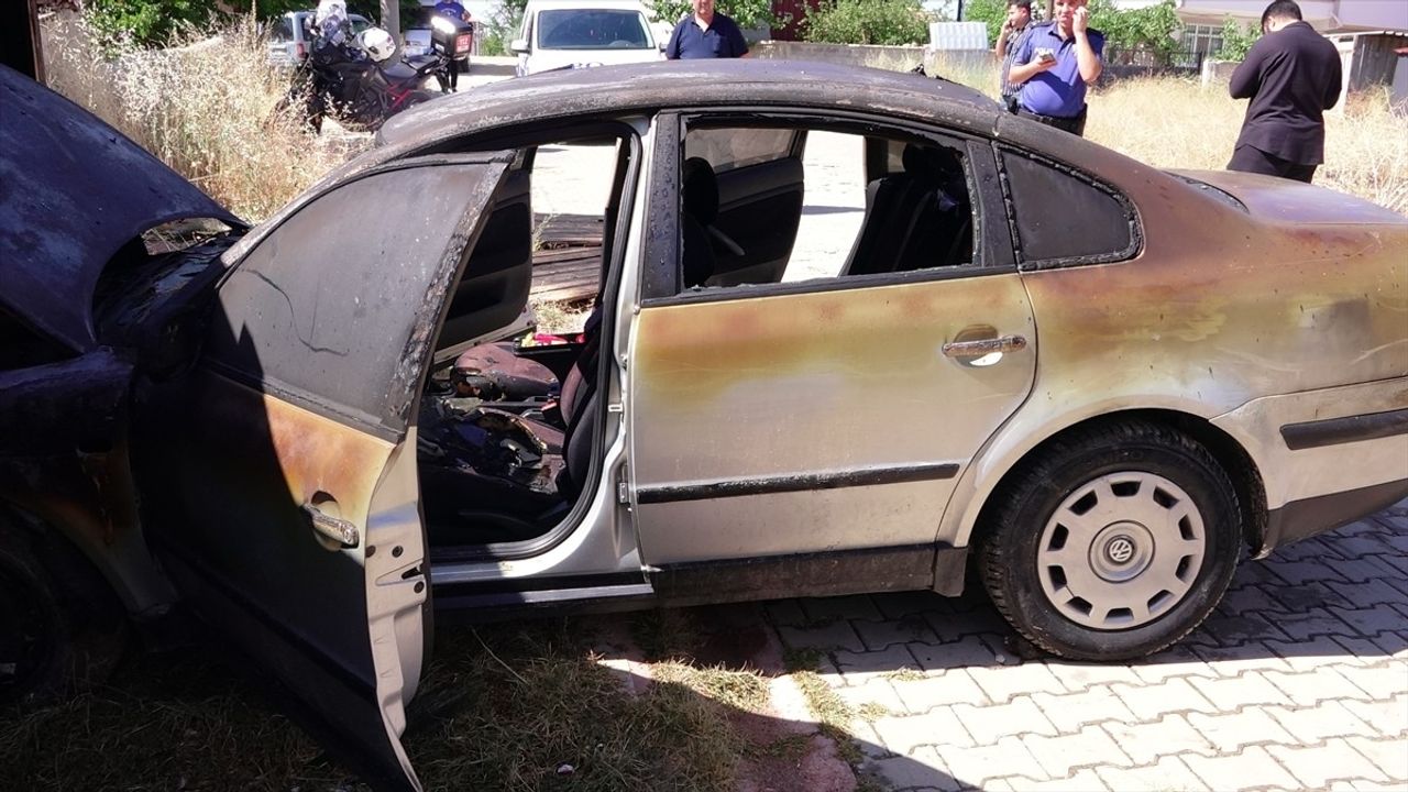 Kırıkkale'de Otluk Alanda Yangın: Bir Araç Zarar Gördü