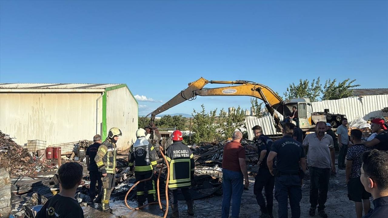 Kocaeli'de Geri Dönüşüm Tesisinde Yangın Söndürüldü
