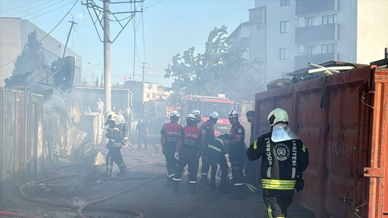 Kocaeli'deki Yangın: Hurda Deposundan Plastik Atölyesine Sıçradı