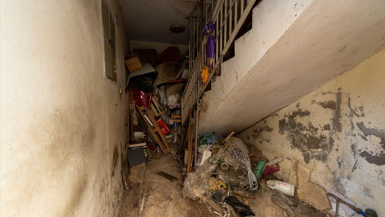 Mersin'de İhbar Üzerine Evden 10 Kamyon Çöp Çıkarıldı