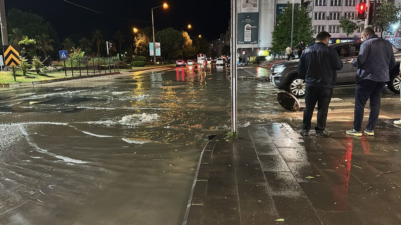 Ordu Fatsa'da Sağanak Yağış Su Baskınlarına Yol Açtı