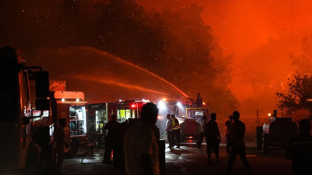 Orman İşçileri Alevlerle Kahramanca Mücadele Ediyor