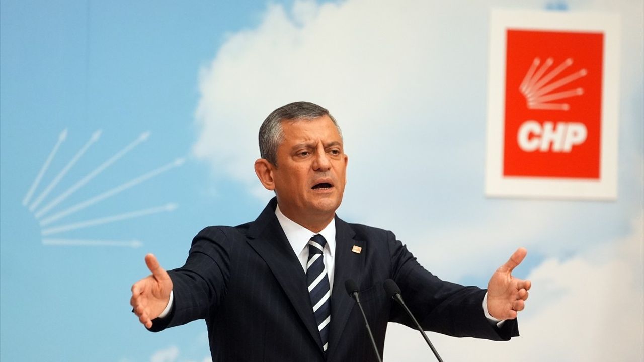 Özgür Özel'den Yolsuzluk ve Demokrasi Vurgusu