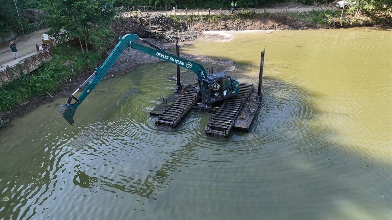 Sera Gölü'nün Temizliği İçin Yüzer İş Makinesi Kullanılıyor