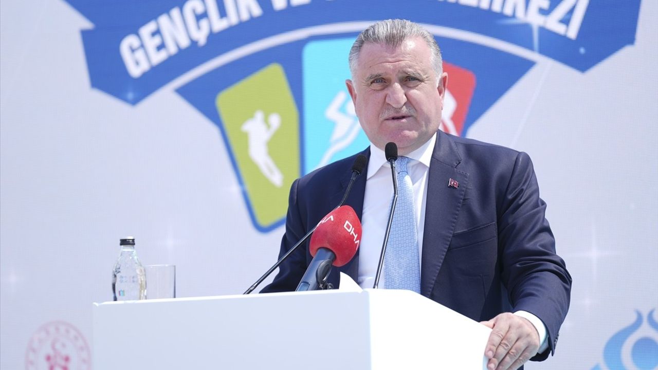 Sultangazi'de Gençlik ve Spor Merkezi'nin Temeli Atıldı