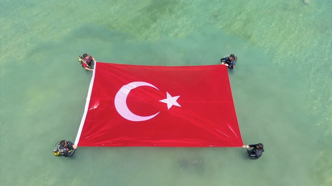 Van Gölü'nde Dalgıçlardan Özgün Kutlama