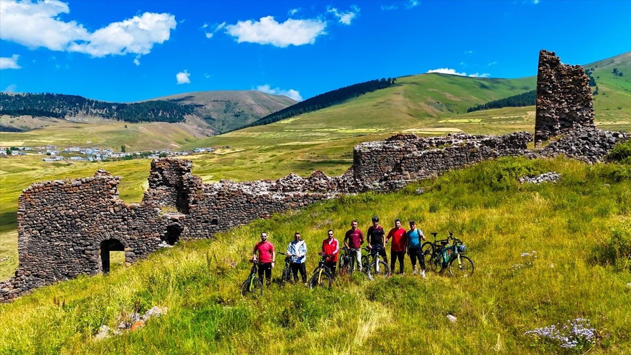 Ardahan'da Bisikletçiler 30 Ağustos Zafer Bayramı İçin Pedal Çevirdi