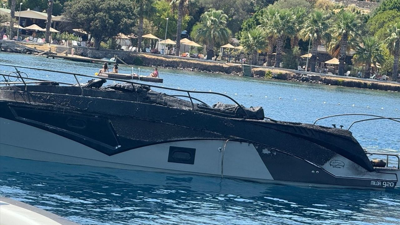 Bodrum'da Tekne Yangını Kontrol Altına Alındı