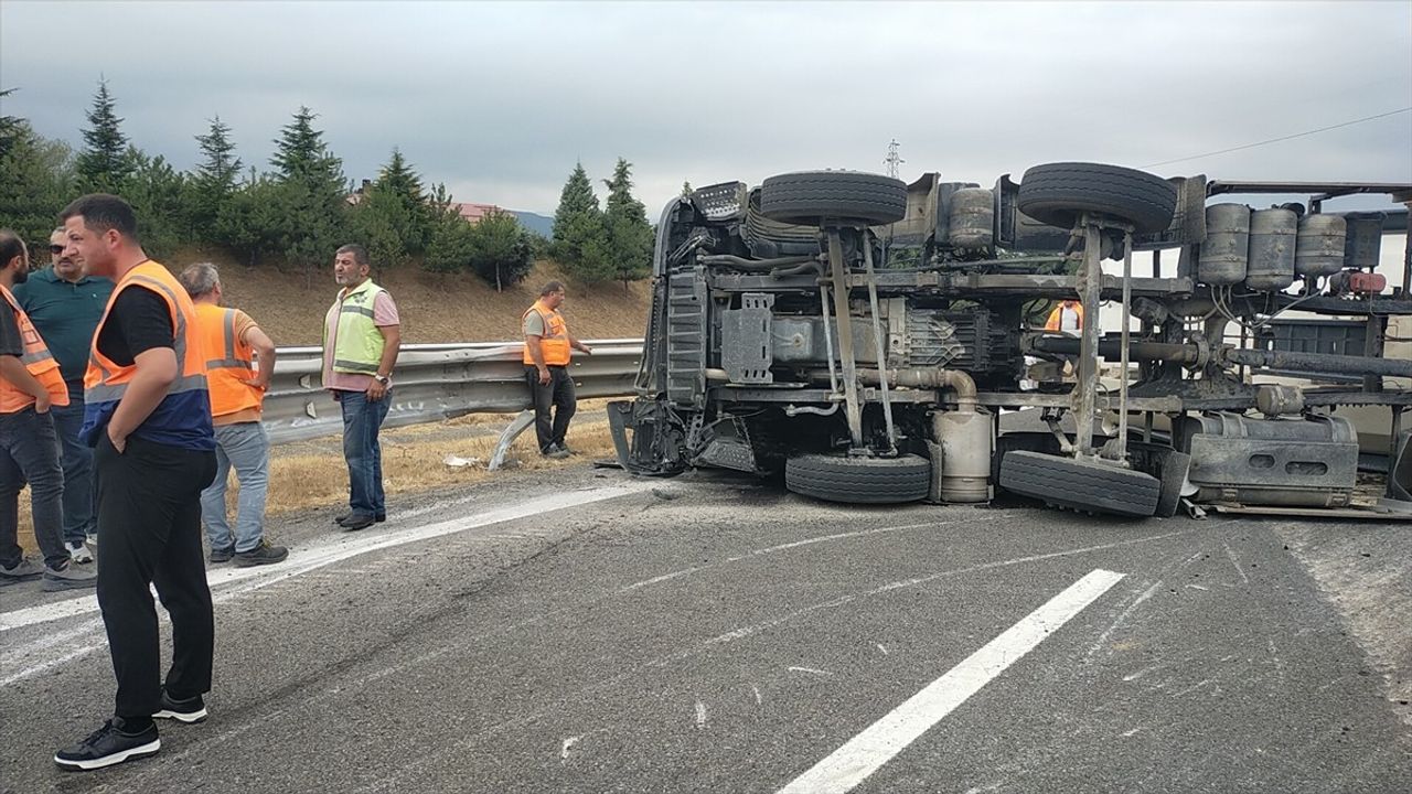 Bolu Dağı'nda Devralan Kamyon Yolun Kapanmasına Neden Oldu