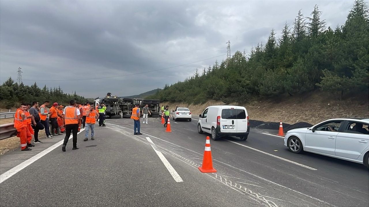 Bolu Dağı'nda Kamyon Devrildi, İstanbul Yolu Kapandı