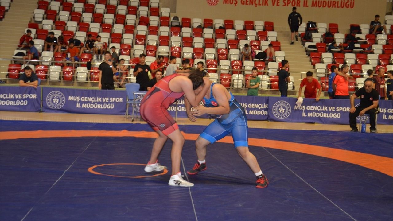 Muş'ta Anadolu Yıldızlar Ligi Güreş Müsabakaları Başladı