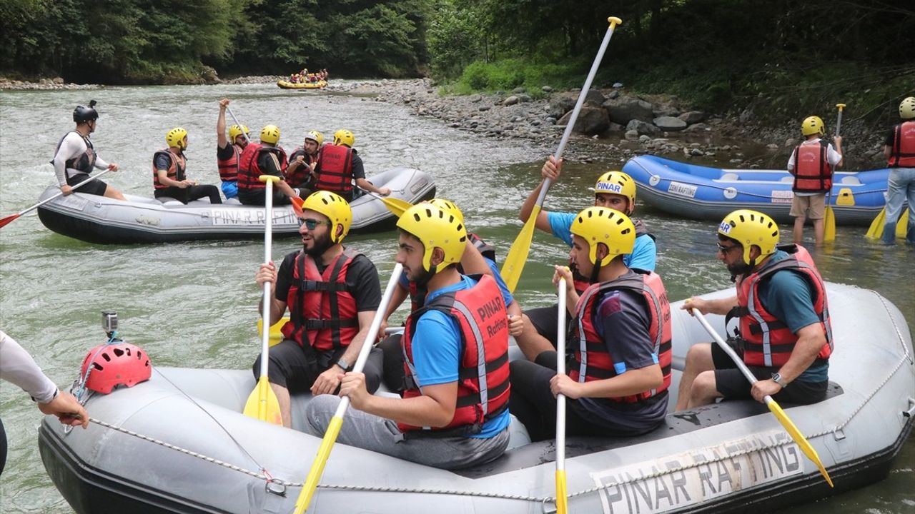 Rize'nin Fırtına Deresi'nde Rafting Keyfi