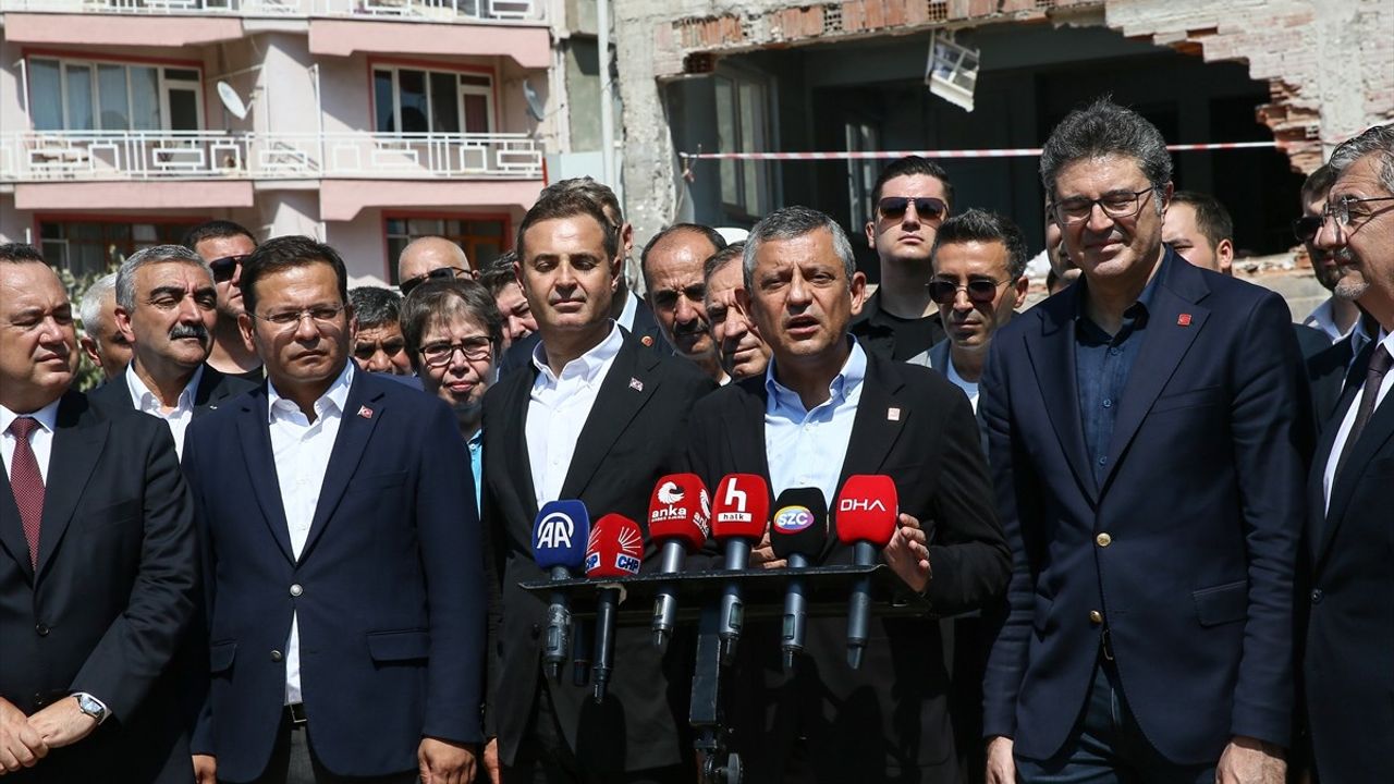 Sındırgı'da Deprem Sonrası Özel'in Açıklamaları