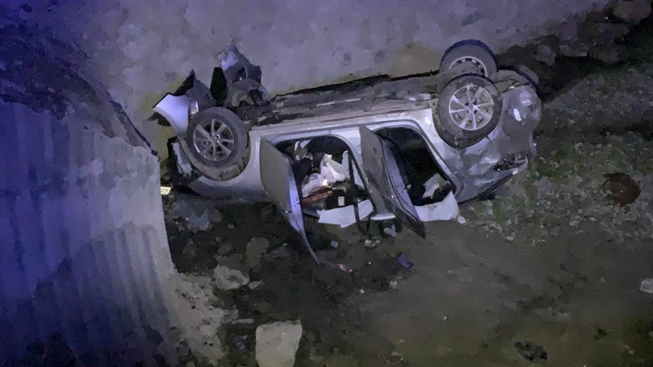 Sinop'ta Otomobil Dereye Devrildi: 5 Yaralı