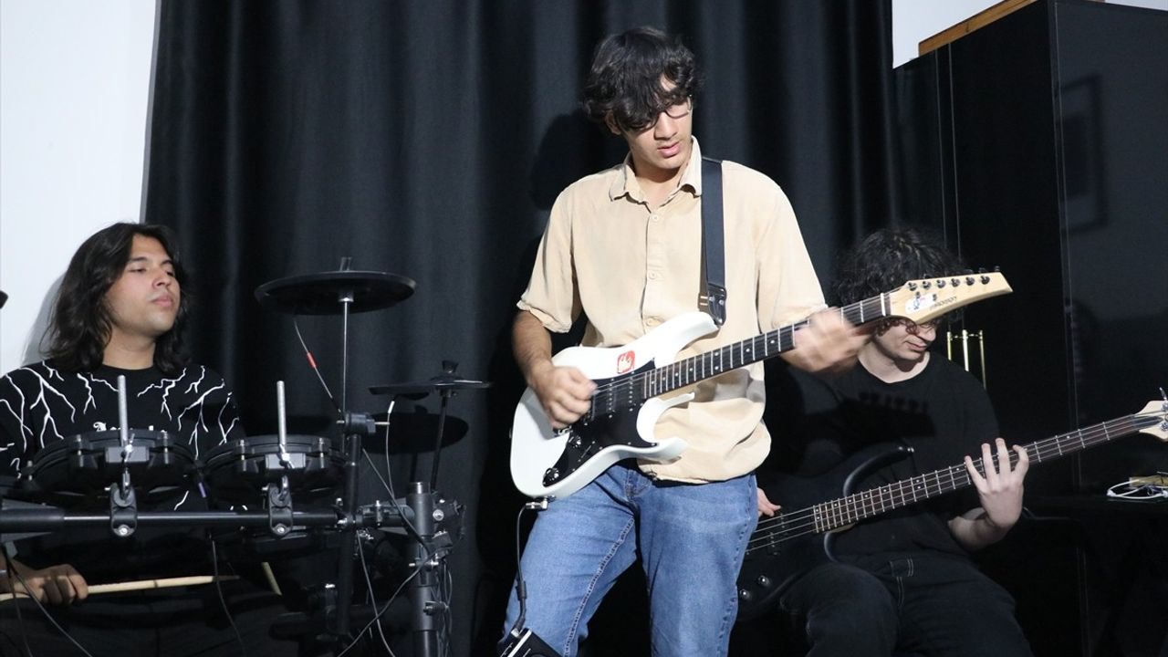 Deprem Sonrası Umut: Bateri Çalan Genç Tuncay İnat'ın Hikayesi