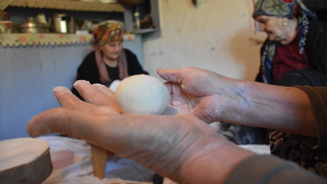 Gümüşhane'de Kadınların Kış Hazırlıkları İmece Usulü Devam Ediyor