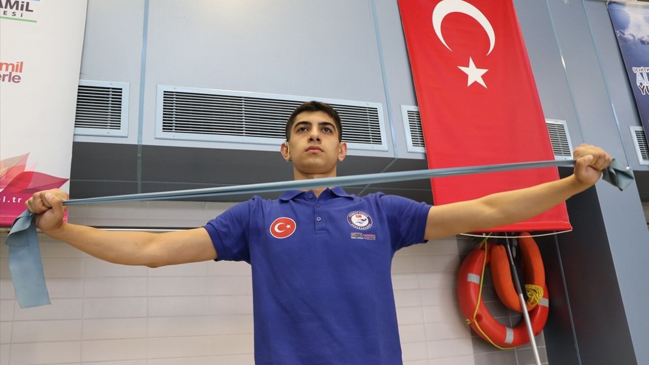 İşitme Engelli Yüzücü Mehmet Bulut Olimpiyatlara Hazırlanıyor