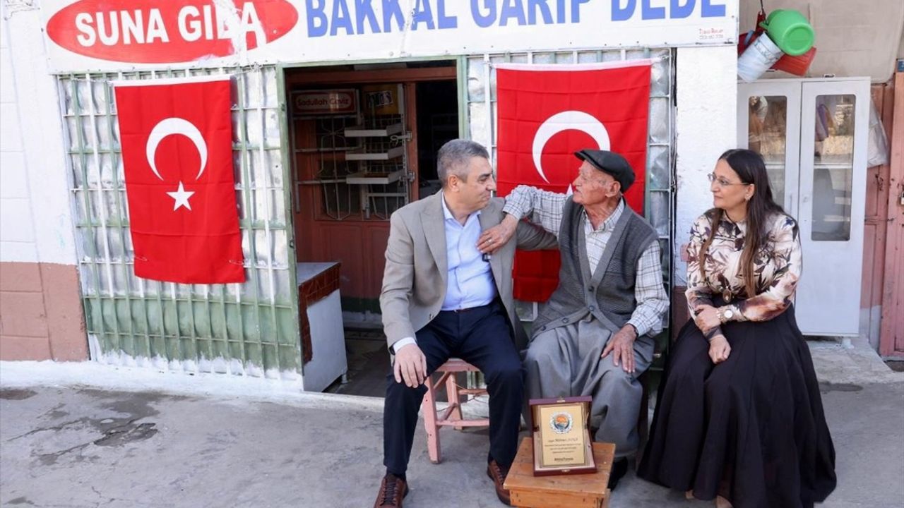 Mersin Valisi Toros, 50 Yıllık Bakkal Esnafını Onurlandırdı