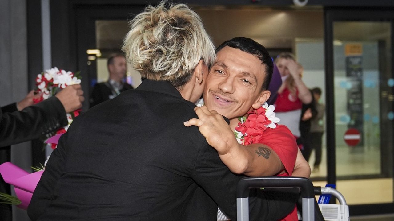 Milli Para Yüzücüler Türkiye'ye Döndü: Singapur'daki Başarılarıyla Göz Doldurdular