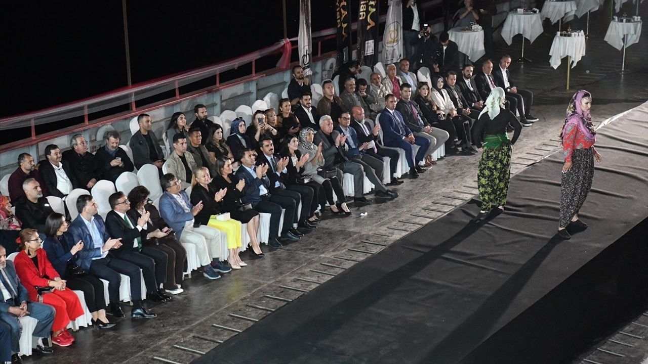 Pertek’te Renkli Bir Defile: Kaleden Podyuma