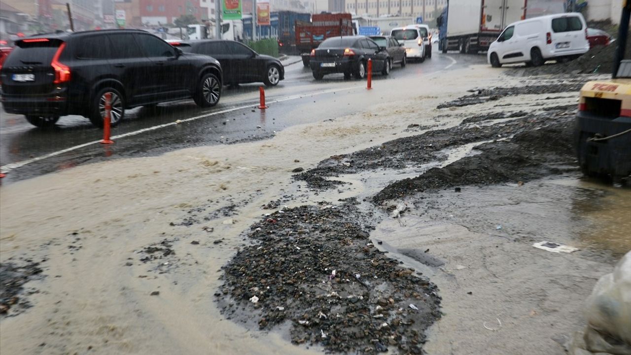 Trabzon'da Sağanak Yağış Yaşamı Olumsuz Etkiledi