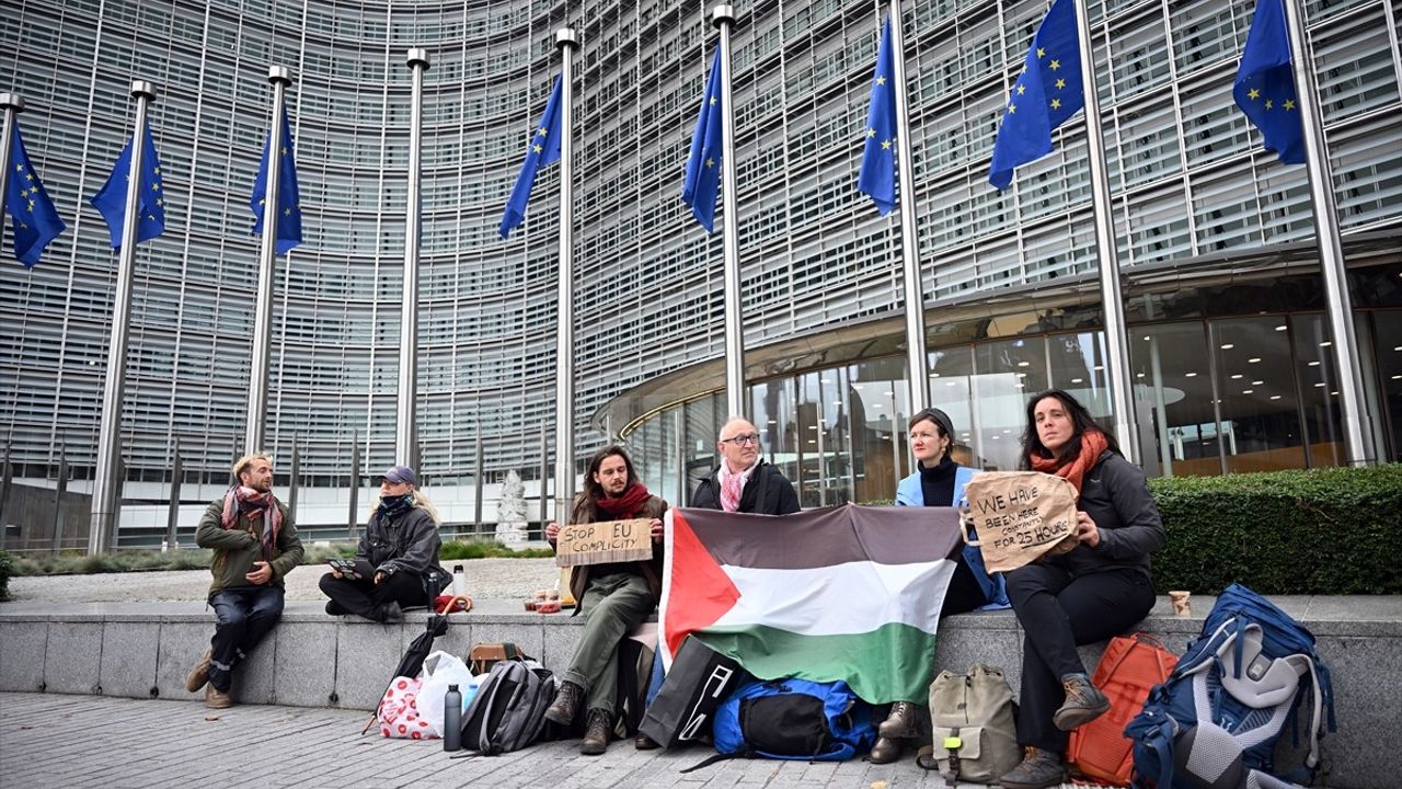 AB Komisyonu Önünde İsrail Protestosu