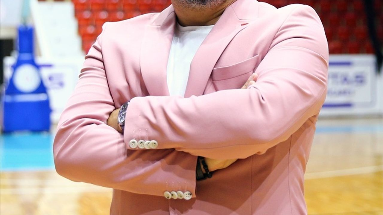 Adana Nova Basketbol’un Antrenörleri Meme Kanseri Farkındalığı İçin Pembe Ceketle Sahada