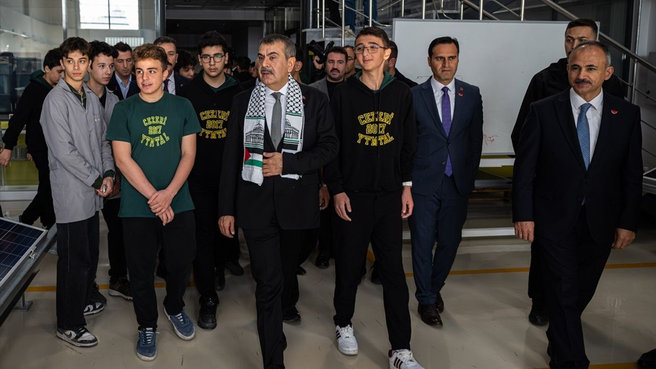 Bakan Tekin'in Cezeri Lisesi Ziyareti ve Gazze İçin Kermes Etkinliği