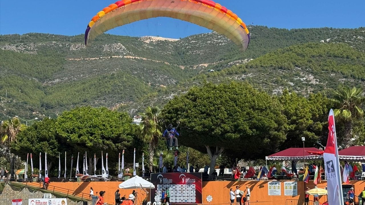 Dünya Yamaç Paraşütü Hedef Şampiyonası Antalya'da Devam Ediyor