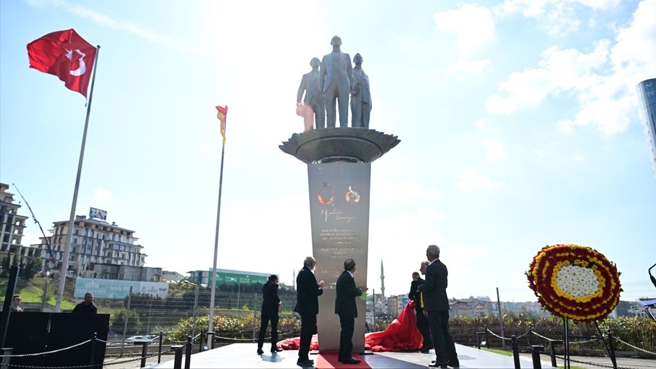 Galatasaray'da Tarihi Anıt Heykeli Açıldı