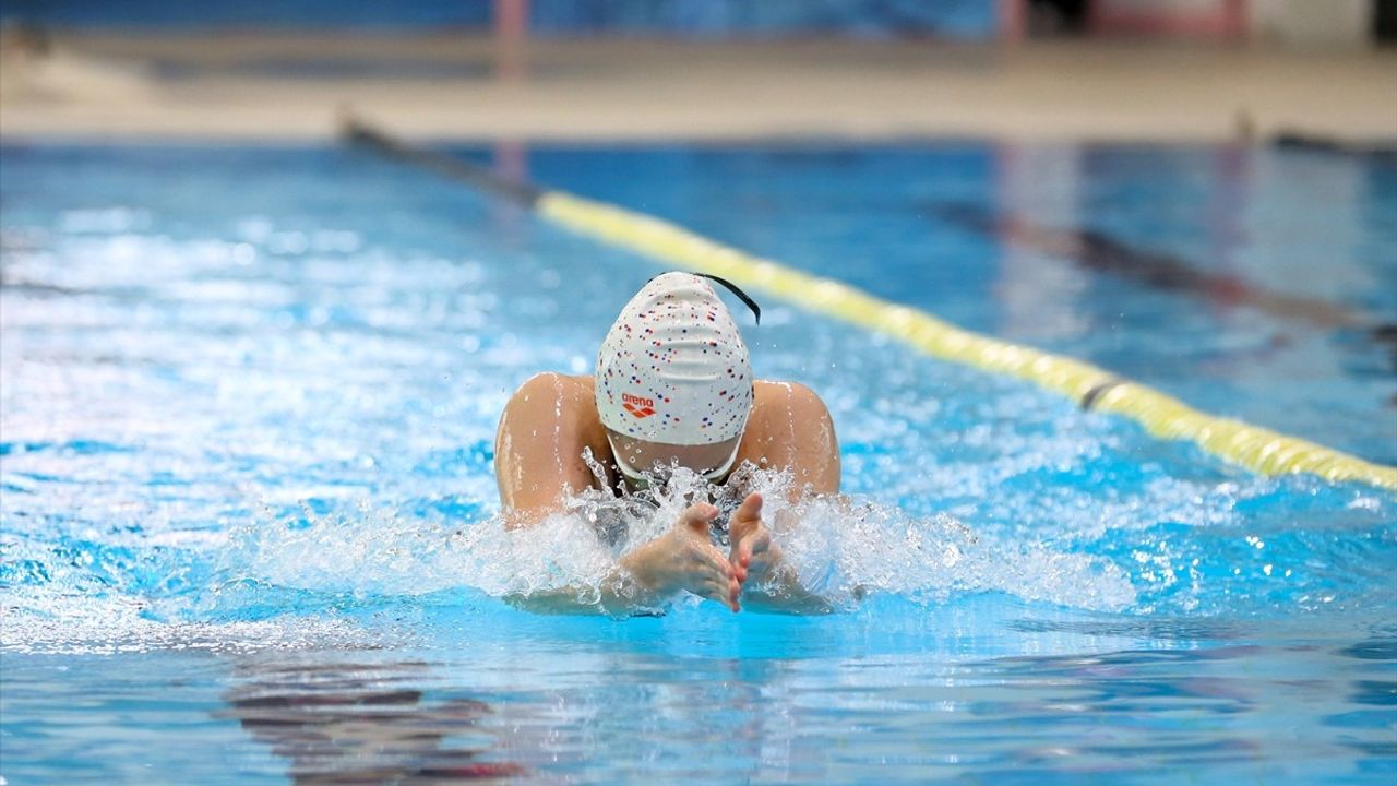 İşitme Engelli Milli Yüzücüler Tokyo'da Madalya İçin Mücadele Edecek
